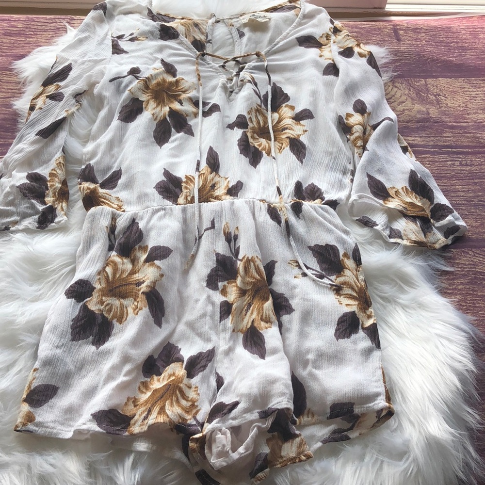 O’NEILL women’s small floral romper with pockets!